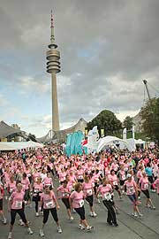 Aufwärmübungen vor dem Start für alle Teilnehmerinnen (©Foto: Martin Schmitz)